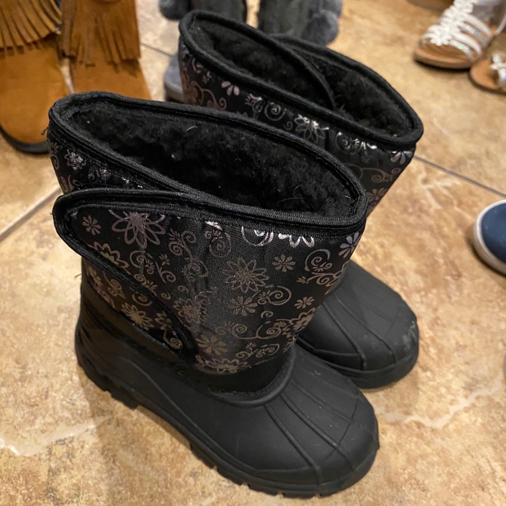 Girls size 9 snow boots new never worn